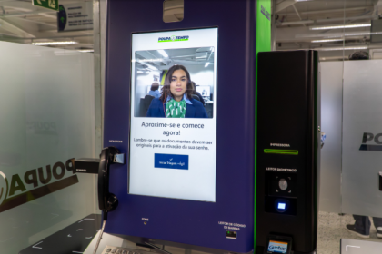 A experiência mostra como o novo modelo, que combina atendimento presencial e digital, facilitando o acesso da população.