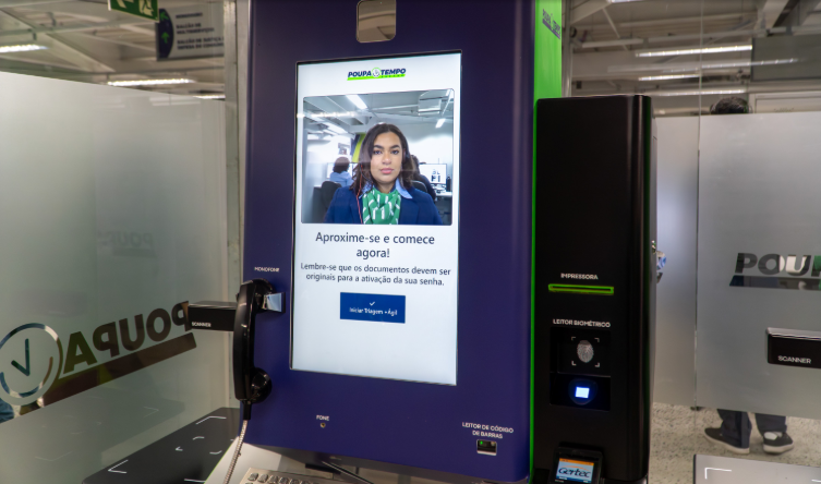 A experiência mostra como o novo modelo, que combina atendimento presencial e digital, facilitando o acesso da população.